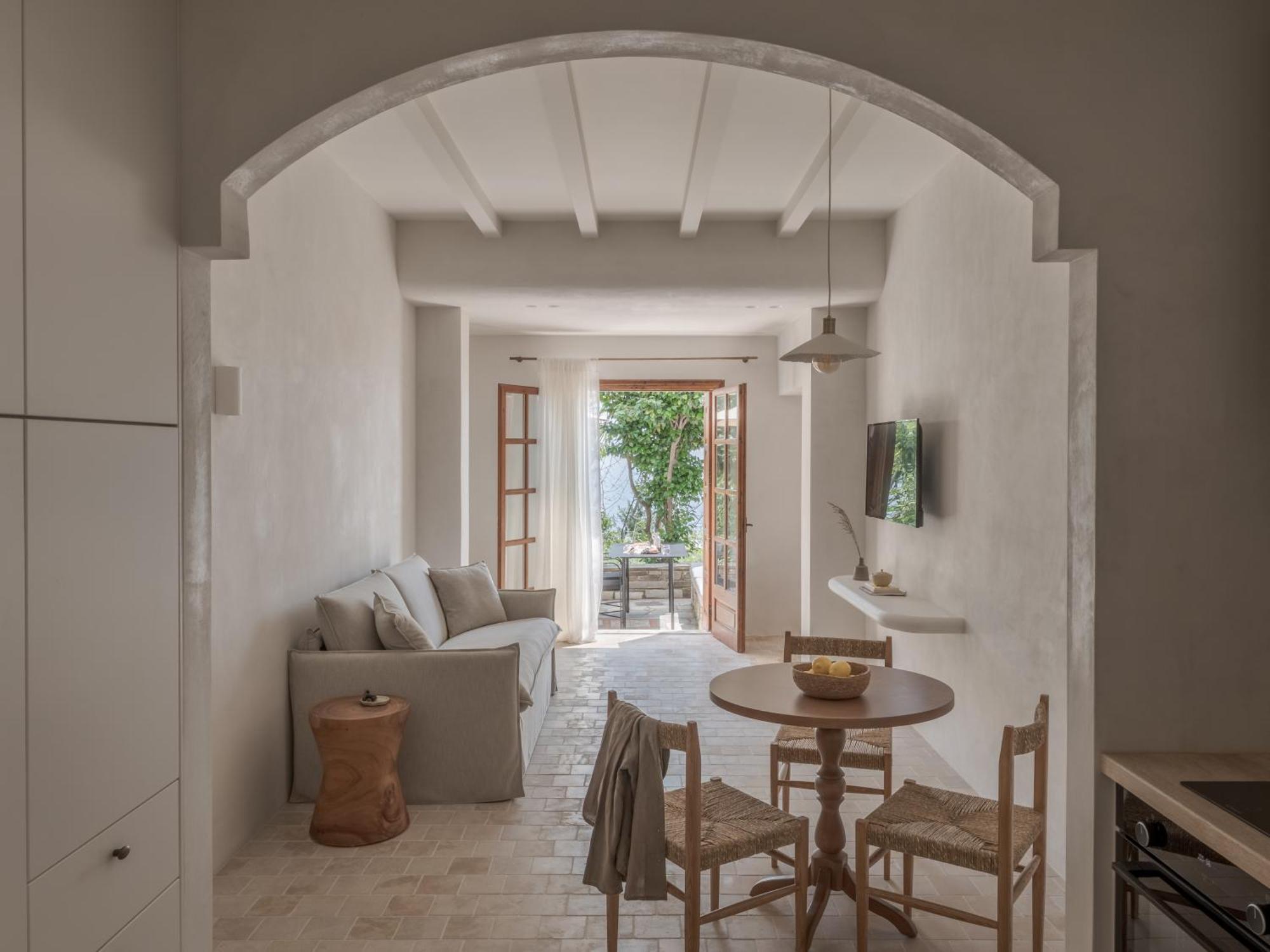 Om Living Pelion *